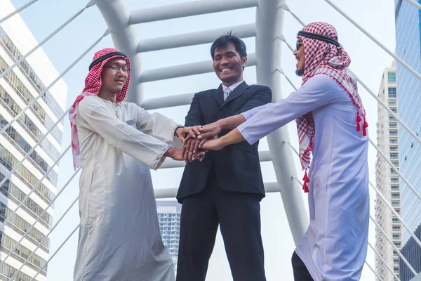 İşadamı ve Arap işadamları çalışan inşaat sitesinde