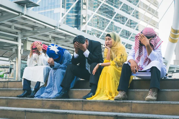 Multietnisk grupp av företagare sitter ledsen och lösa prob — Stockfoto