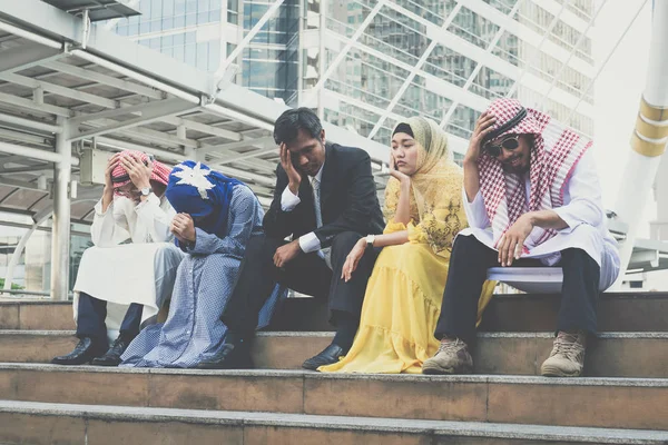 Üzgün ve çözme sorun oturan iş adamları çok ırklı grup