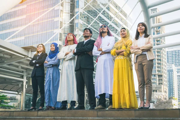 Gruppo multietnico di imprenditori che si incontrano all'aperto in una città b — Foto Stock