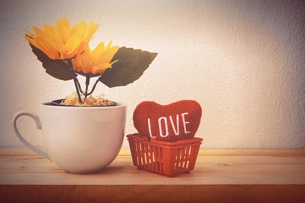 Beyaz bir fincan ayçiçeği