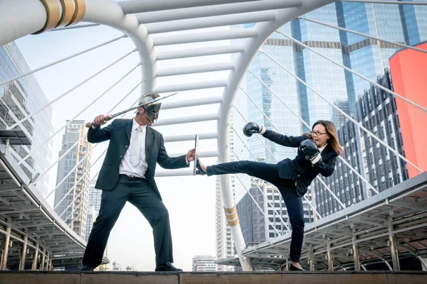 Caballero hombre de negocios y boxeadora mujer de negocios luchando la guerra en la ciudad — Foto de Stock