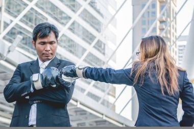 iş adamı ve iş kadını şehirde Delme