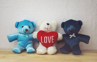 güzel bir oyuncak ayı ve ahşap masada oturan kırmızı kalp şekli 