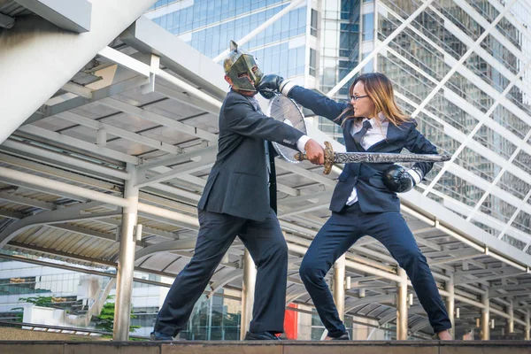 Лицар бізнесмен і боксер бізнес-леді борються війни на місті — стокове фото