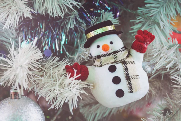 Χιονάνθρωπος σε ένα πράσινο Chrismas δέντρο για το νέο έτος γιορτή — Φωτογραφία Αρχείου
