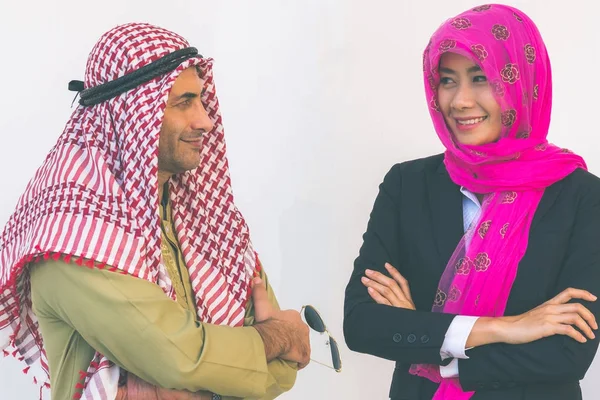 Arabo business coppia working in ufficio — Foto Stock