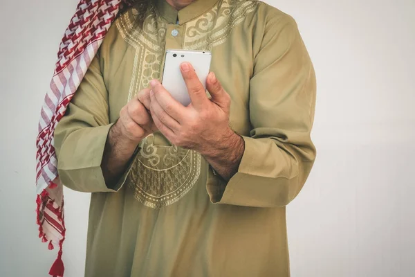 Arabisk affärsman meddelanden på en mobiltelefon — Stockfoto