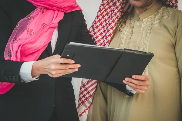 Арабська-бізнес пара роботи в Microsoft office — стокове фото