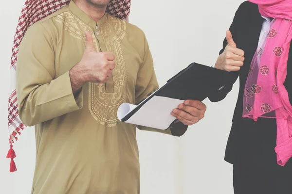 Арабська-бізнес пара роботи в Microsoft office — стокове фото