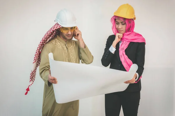 Arabisk arkitekter planerar nya projekt. — Stockfoto