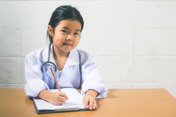 Азиатская девушка носит в качестве врача выписывает рецепт и препарат — стоковое фото