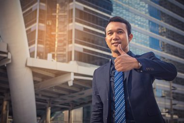 İşadamı başparmaklarını gösteriyor