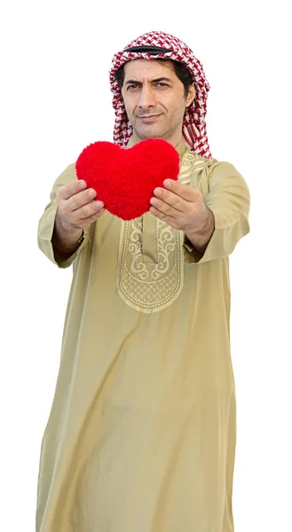 Arabisk affärsman innehar en röd hjärta isolerade bakgrund med clip — Stockfoto