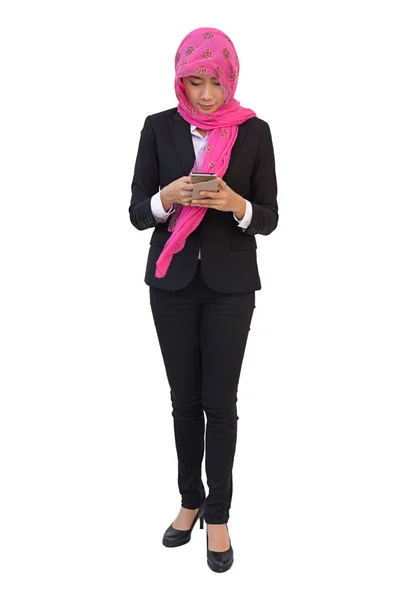 Emiraty kobieta interesu wiadomości na backgrou telefon komórkowy na białym tle — Zdjęcie stockowe