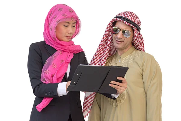 Arab üzleti pár dolgozik az Office elszigetelt háttér wit — Stock Fotó