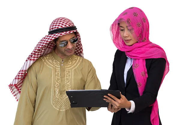 Арабська бізнес пара роботи в офісі ізольовані фон Віт — стокове фото