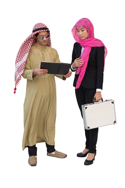 Arabiska par arbetar i kontor isolerade bakgrund wit — Stockfoto