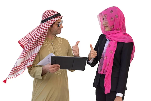 Arabiska par arbetar i kontor isolerade bakgrund wit — Stockfoto