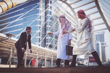 Arap işadamı çekme halatı