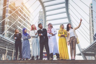 Mutlu iş takım yüksek yapma şehir arka planda eller 