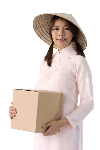 Pembe elbise ve vietnam şapka kutusu tutan güzel kadın. Isola — Stok fotoğraf