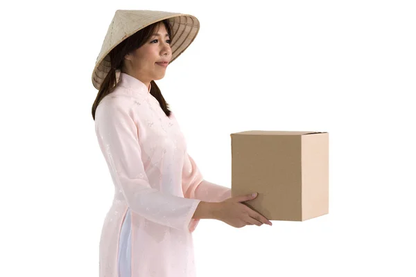Hermosa mujer en vestido rosa y caja de espera sombrero de Vietnam. isola — Foto de Stock