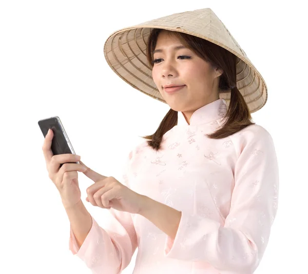 Piękna kobieta w kapelusz różowy sukienka i Wietnam, trzymając smartfon — Zdjęcie stockowe