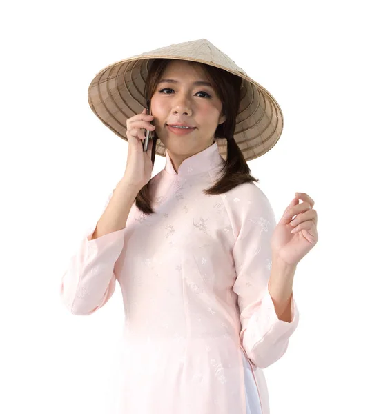 Hermosa mujer en vestido rosa y sombrero vietnam celebración de teléfono inteligente —  Fotos de Stock