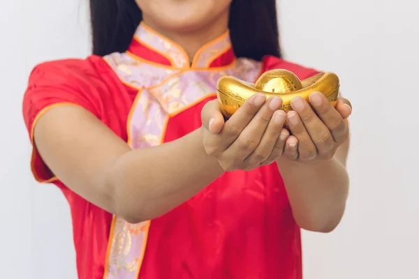 Asyalı kadın ile altın tutarak cheongsam. Çin yeni yılı. — Stok fotoğraf