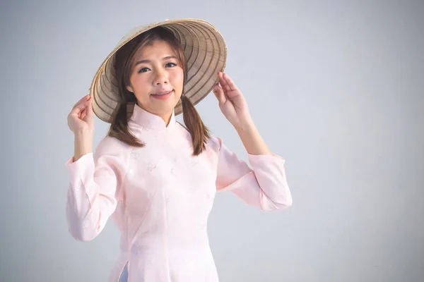 Hermosa mujer en rosa Vietnam Tradicional vestido de vestido cultu — Foto de Stock