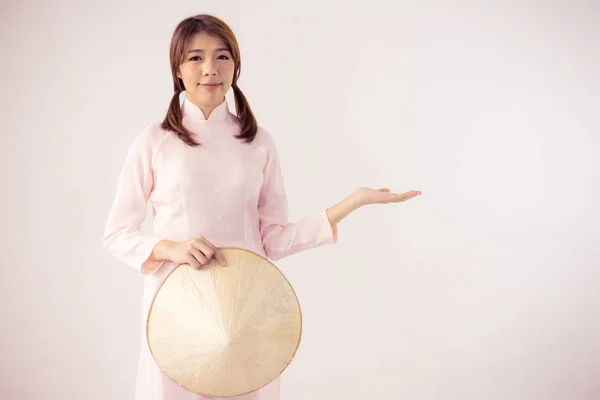 Hermosa mujer en rosa Vietnam Tradicional vestido de vestido cultu — Foto de Stock