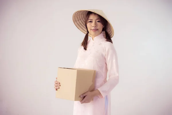 분홍색 드레스와 베트남 모자 상자를 들고 아름 다운 여자 — 스톡 사진