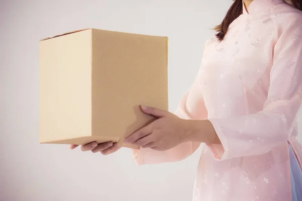 Hermosa mujer en vestido rosa y vietnam sombrero caja de espera — Foto de Stock