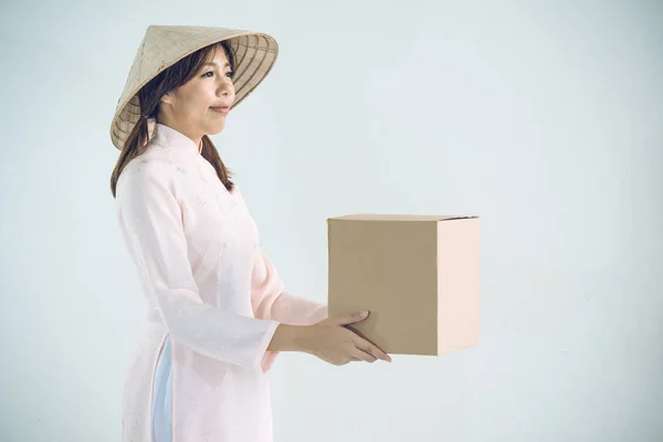 Hermosa mujer en vestido rosa y vietnam sombrero caja de espera — Foto de Stock