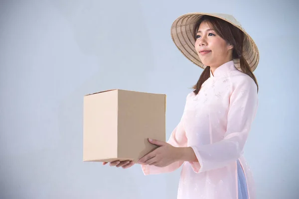 Piękna kobieta w kapelusz różowy sukienka i Wietnam, przytrzymanie pudełko — Zdjęcie stockowe