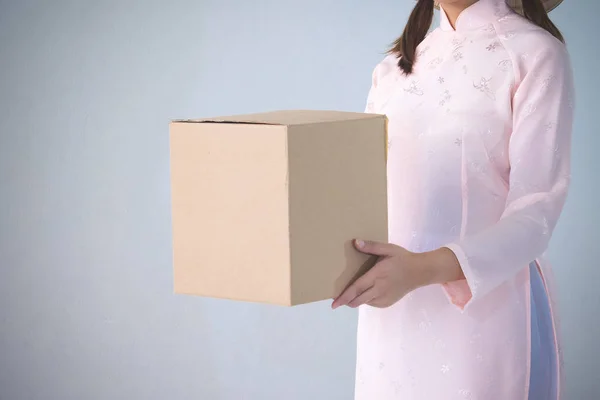 Hermosa mujer en vestido rosa y vietnam sombrero caja de espera — Foto de Stock