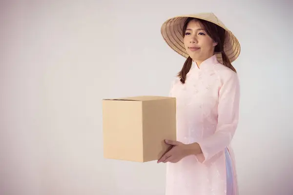 Hermosa mujer en vestido rosa y vietnam sombrero caja de espera — Foto de Stock