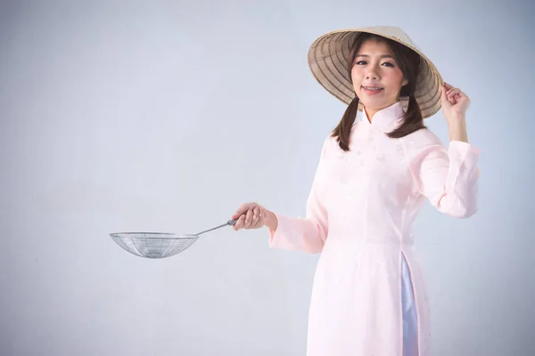 Ut 요리 분홍색 드레스와 베트남 모자 들고 아름 다운 여자 — 스톡 사진