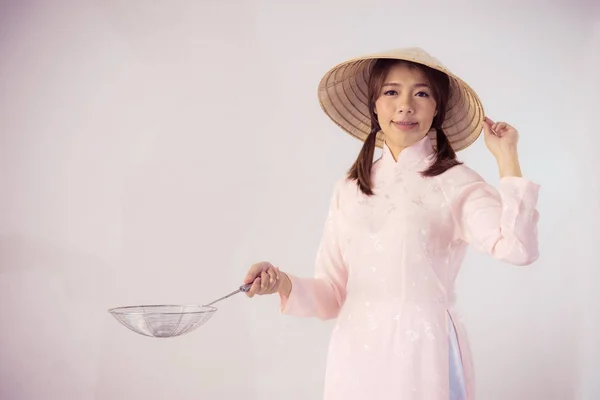 Hermosa mujer en vestido rosa y sombrero vietnam celebración de cocción ut —  Fotos de Stock