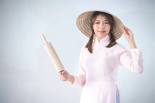 Hermosa Mujer Vestido Rosa Sombrero Vietnam Celebración Rodillo — Foto de Stock