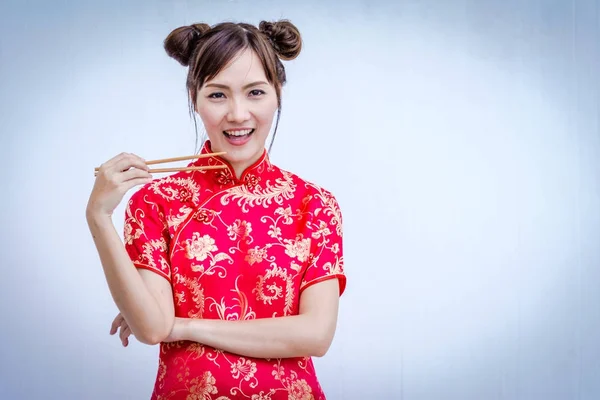 Giovane donna cinese in possesso di bacchette — Foto Stock