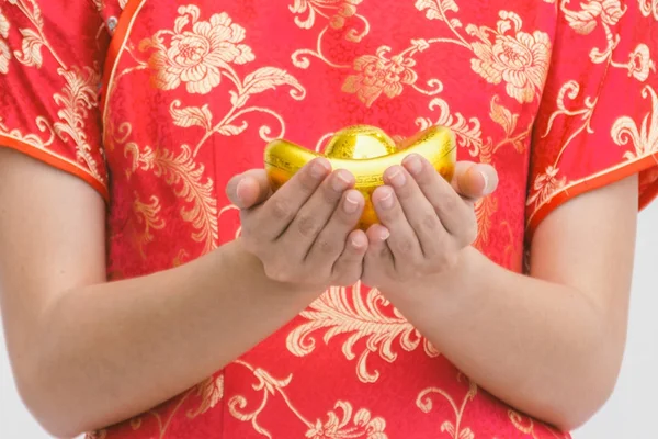 Asijské žena s cheongsam držení zlata. Čínský Nový rok. — Stock fotografie