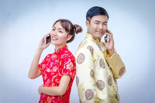 Junges Chinesisches Paar Mit Cheongsam Der Hand — Stockfoto