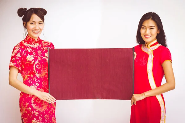 Due donne coppia tenendo banner con Capodanno cinese . — Foto Stock