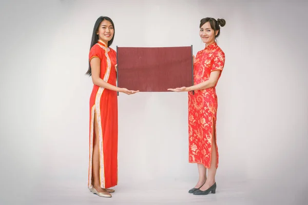 Due donne coppia tenendo banner con Capodanno cinese . — Foto Stock