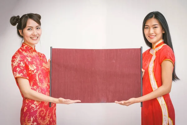 Dwie kobiety para gospodarstwa transparent z chiński nowy rok. — Zdjęcie stockowe