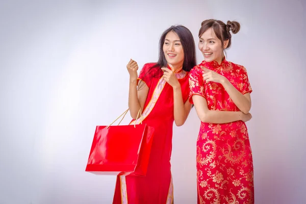 Las Mujeres Chinas Amigos Disfrutando Las Compras Mujer Usan Cheongsam —  Fotos de Stock