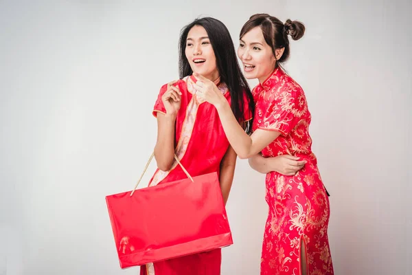 Cinese donne amiche godendo di shopping, donna indossare cheongsam — Foto Stock