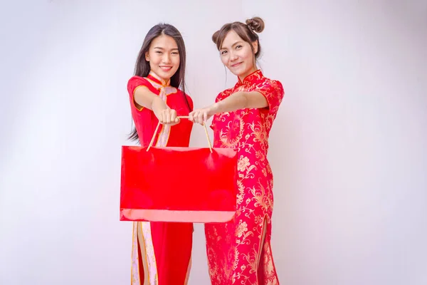 Las mujeres chinas amigos disfrutando de las compras, mujer usan cheongsam — Foto de Stock